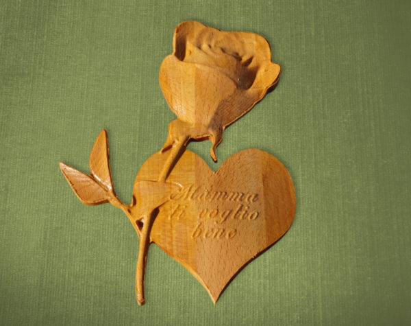 Rosa y corazón de madera con escritura personalizada.