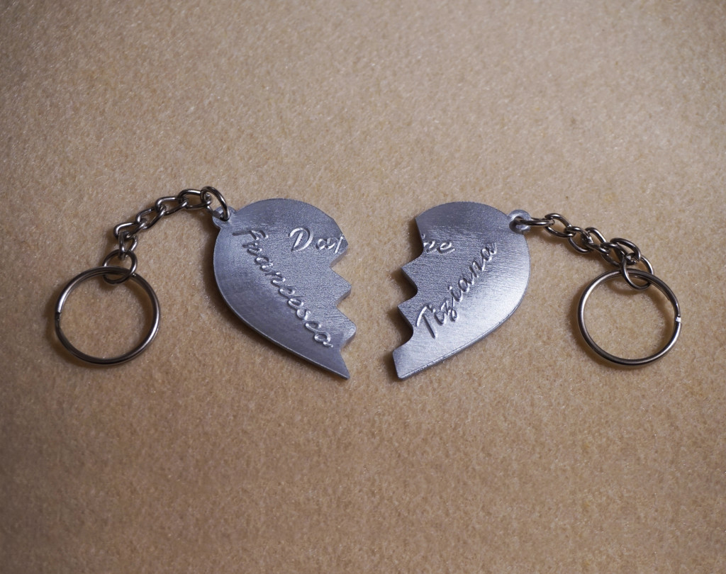 Portachiavi Personalizzato A Forma Di Cuore Con Iniziale E Nome - Ciondolo In Ecopelle Rosa Con Anello E Moschettone, 7x6 Cm, Idea Regalo Unica