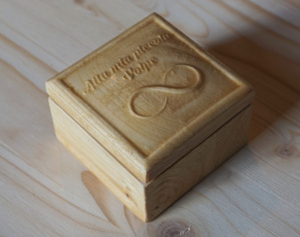 Scatola cofanetto in legno quadrata con scritta e simbolo personalizzati