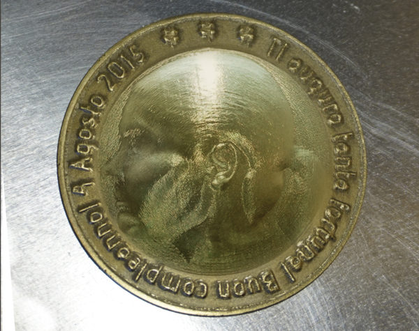 Moneda de latón con imagen personalizada en 3D.