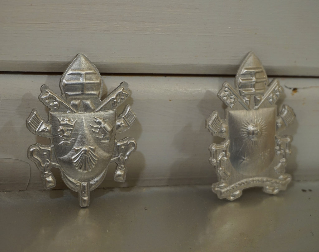 Heraldisches Wappen aus Aluminium rekonstruiert