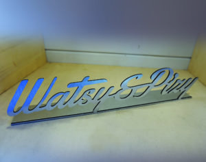 Letras personalizadas de aluminio dibond plateado cepillado con soporte.