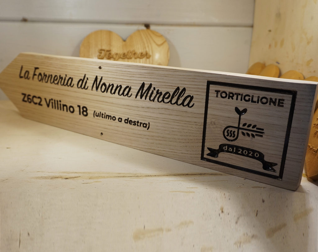 Flecha indicadora personalizada de madera de castaño