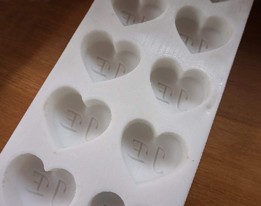 stampo in silicone alimentare forma di cuore con lettere personalizzate