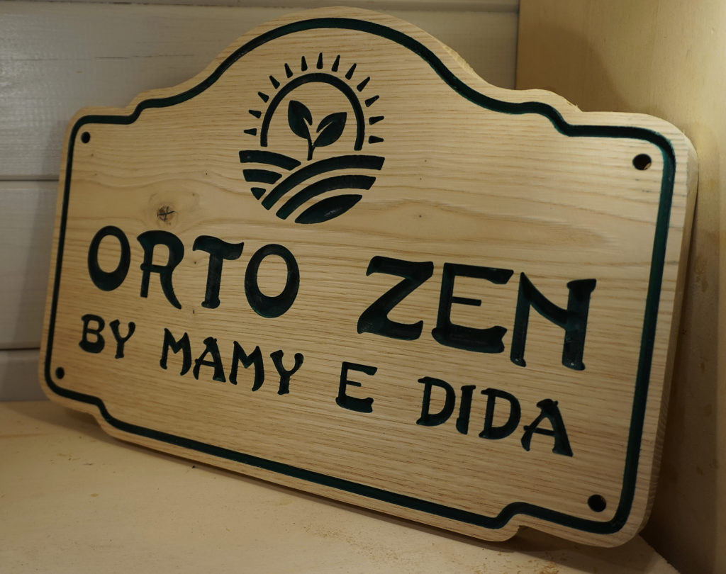 placa de castaño tallada con símbolo personalizado