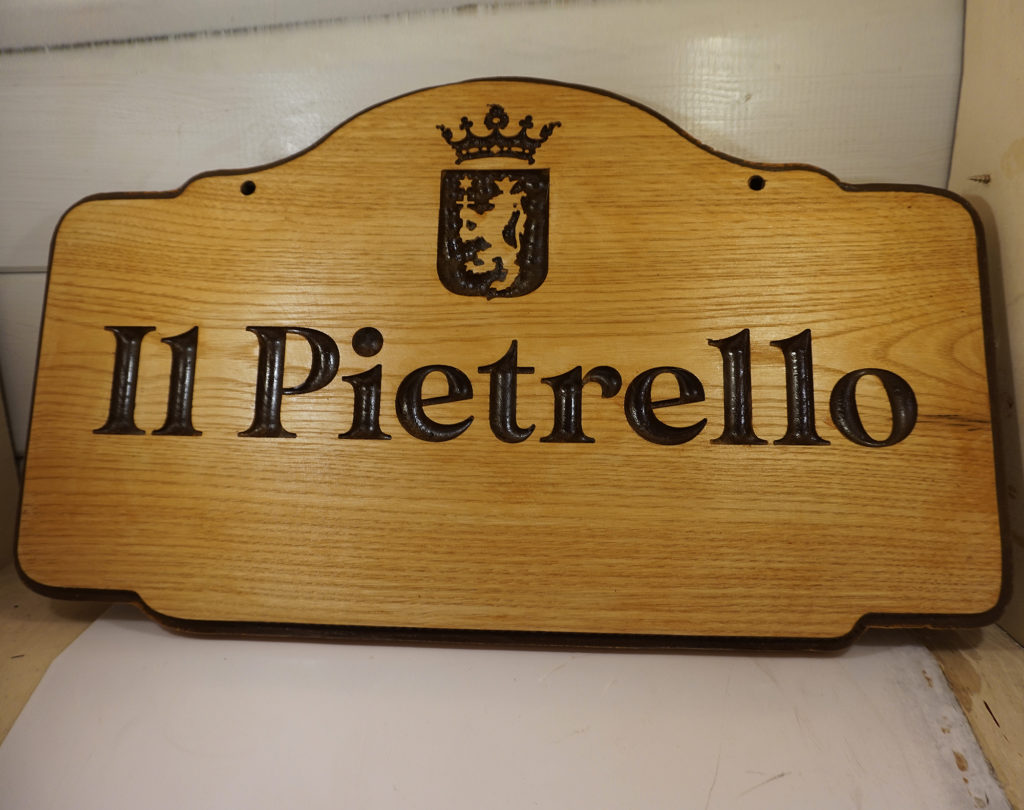 Placa de madera de castaño tallada e impregnada de símbolo personalizado.