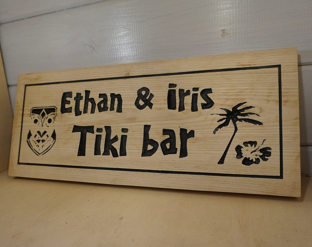 targa in castagno colorata scavata targa in castagno colorata scavata