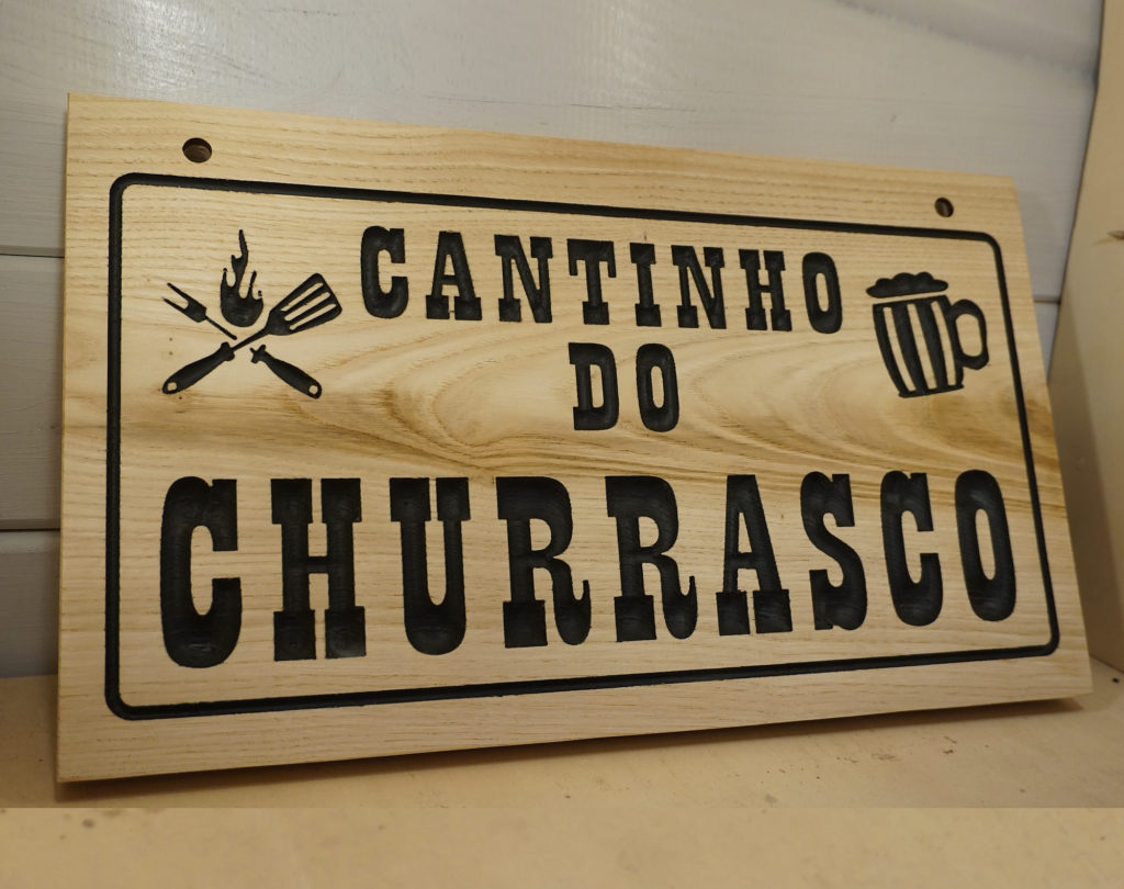 Placa personalizada em madeira de castanho com reentrância preta