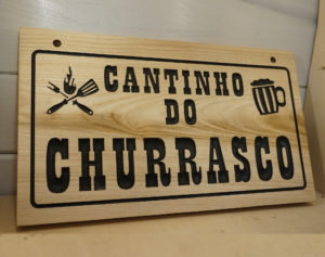 Placa personalizada em madeira de castanho com reentrância preta