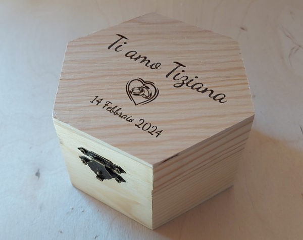 Cofanetto in legno esagonale 12x10cm personalizzato