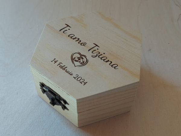 Cofanetto in legno esagonale 9x8cm personalizzato