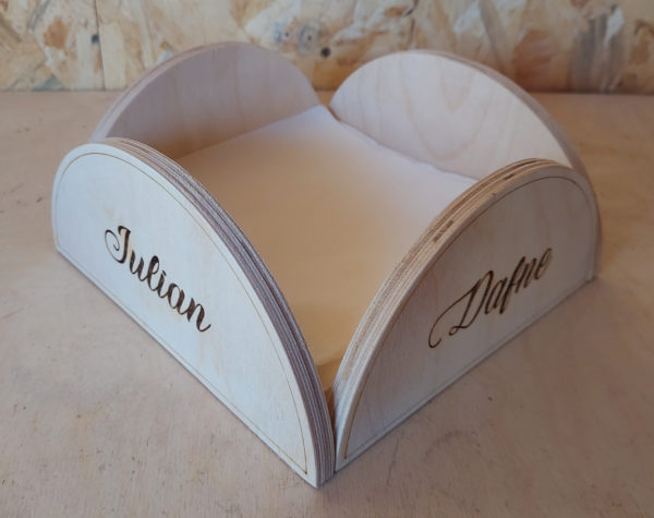 Personalisierter Serviettenhalter aus Holz