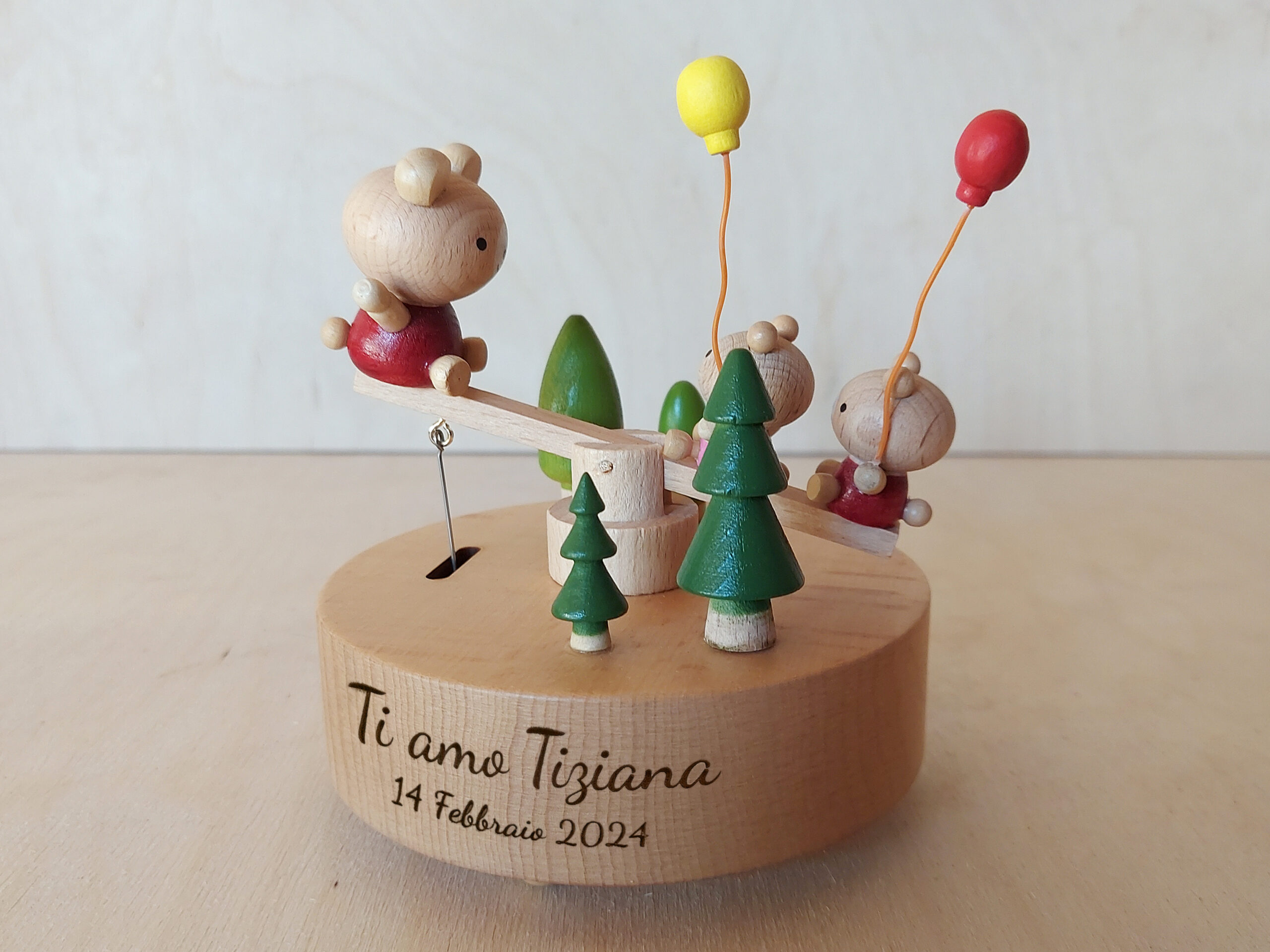 Caja de música de carrusel de osito de peluche de madera personalizada