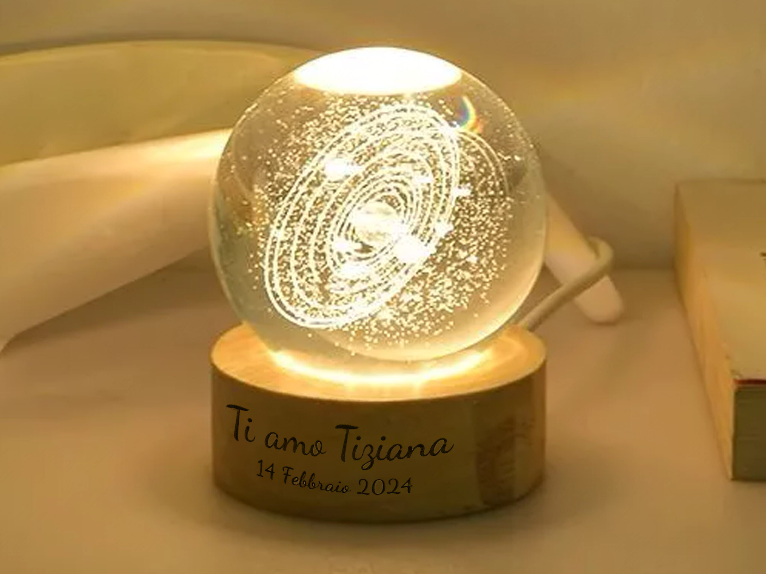 Esfera luminosa com base de madeira personalizada