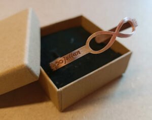 Kupferarmband mit personalisiertem Symbol