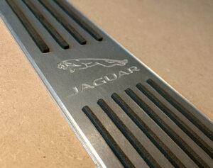 Apoio para os pés esportivo personalizado em alumínio para Jaguar e Land Rover.