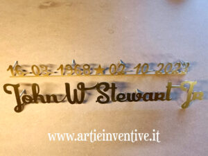 Scritta personalizzata per lapide in alluminio anodizzato oro lucido da 2mm con barre filettate per il fissaggio