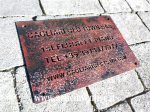 Targa alluminio composito finitura corten incisa per B&B e case vacanza finitura effetto ruggine naturale