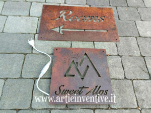 Targa con finitura corten personalizzata e illuminazione led