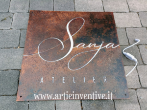 Targa in alluminio composito finitura corten con base in opalino e illuminazione led