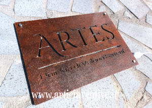 Targa in alluminio composito finitura corten retroilluminata led