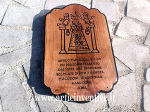 Targa in noce massello verniciata e con scavo colorato nero