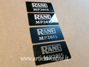 Targhetta in alluminio anodizzato nero lucido e opaco 1mm marcata al laser